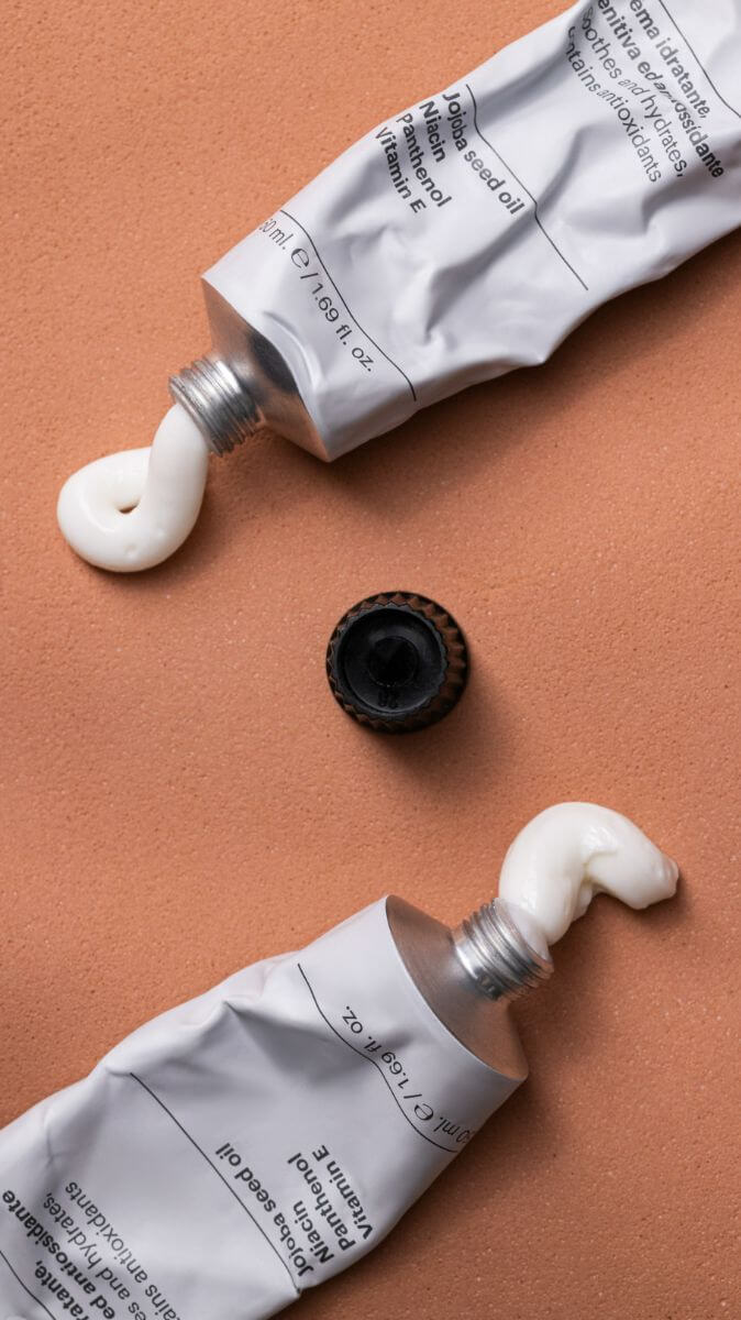 Crema hidratanta pentru maini cu textura usoara, 50 ml Revitalizing Hand Cream Straderm