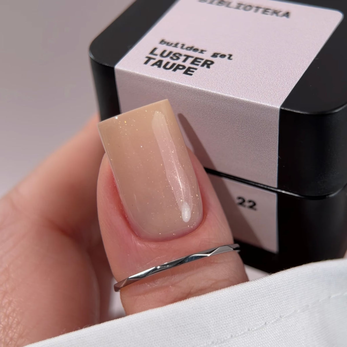 BIBLIOTEKA Builder Gel 22 LUSTER Taupe 15ml